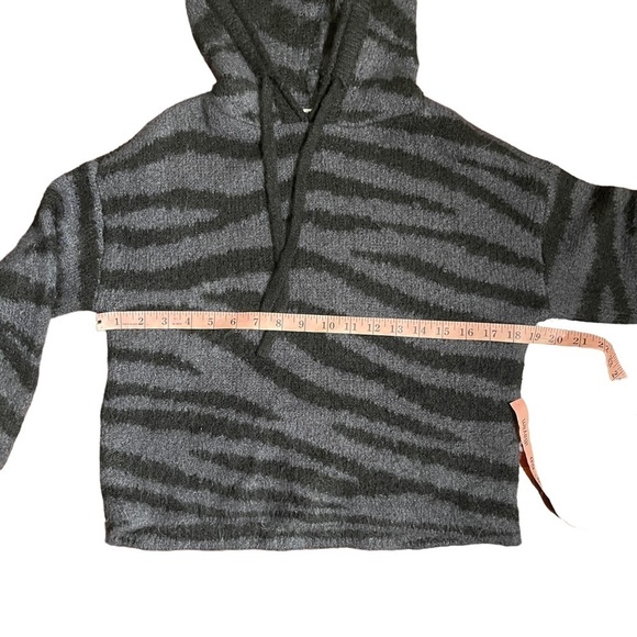 PINK Victoria's Secret Black & Gray Tiger Striped Fuzzy Cropped Sweater XS - Picture 5 of 8